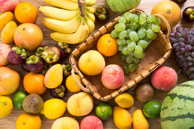 新鲜多彩夏日水果组合摄影图